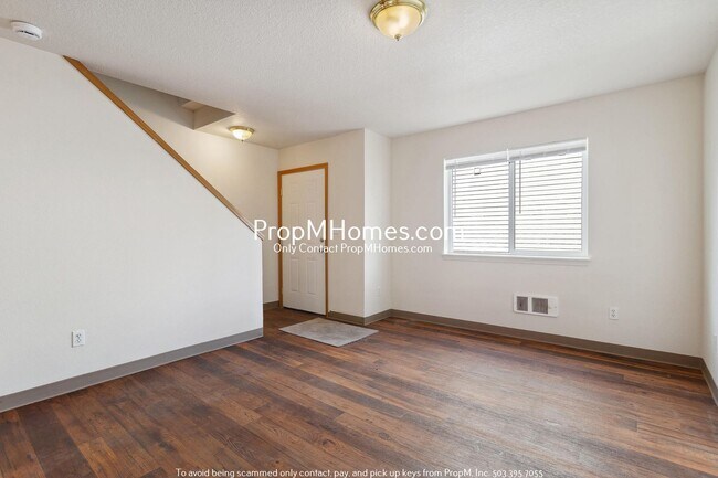 Building Photo - Updated 2 Bedroom Duplex in SE! Brand New ...