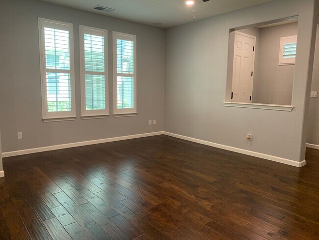 Foto del edificio - Designer Inspired 4x3 Stunning Home with Bonus Room and 2 Car Garage!