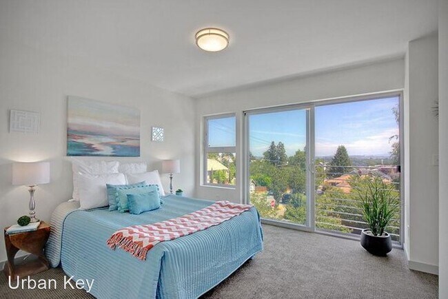 Foto del edificio - 2 br, 2.5 bath House - 4503 41st Ave SW