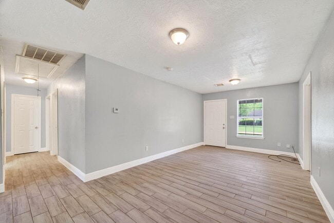 Building Photo - 3031 Groton Dr