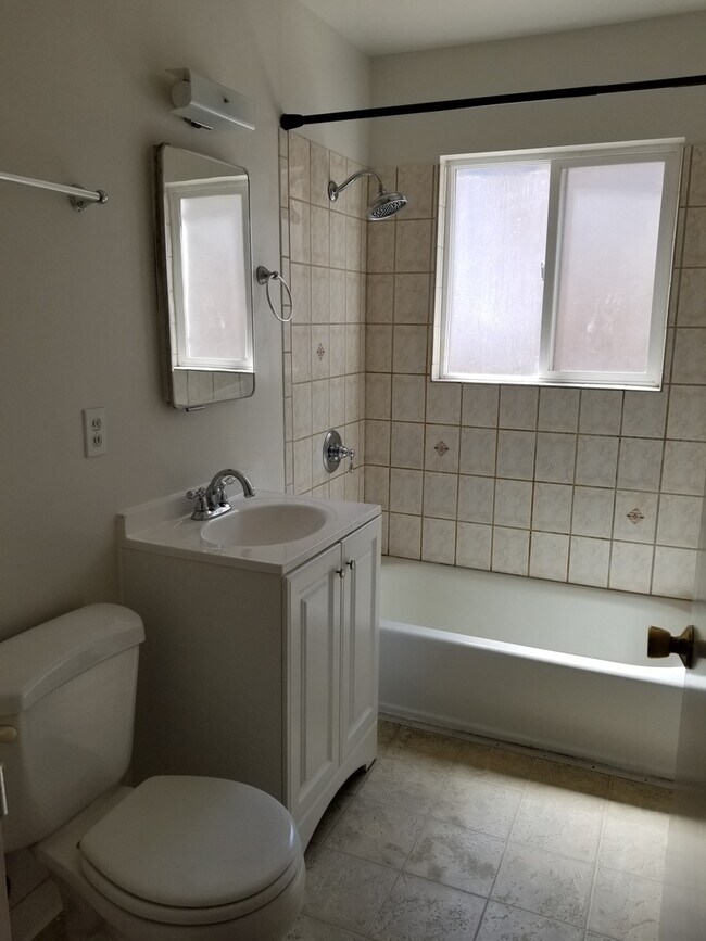 Foto del edificio - Occupied, do not disturb tenants. 2br duplex with carport and stackable washer/dryer included!