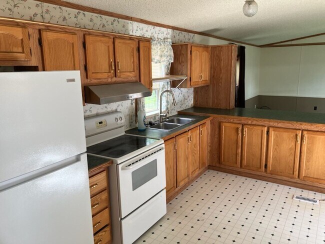 Foto del edificio - 3 bed, 2 bath Trailer house with outer sto...