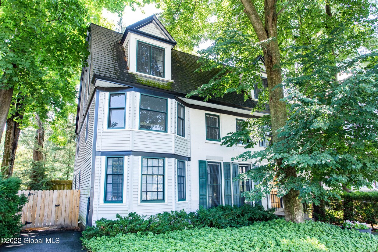 590 N Broadway Unit 2, Saratoga Springs, NY 12866 Apartment for Rent