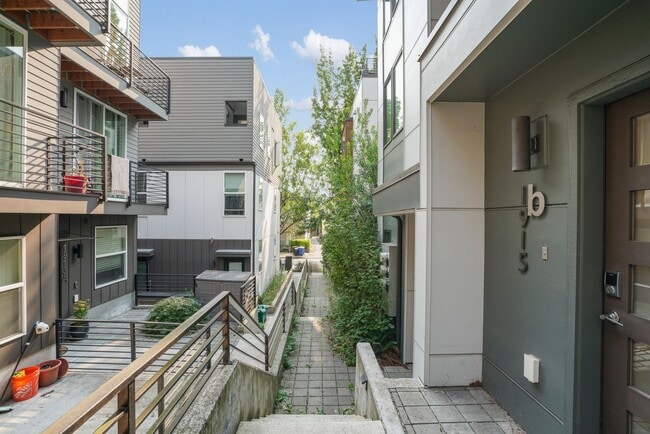 Foto del edificio - Modern Beacon Hill Townhouse Available for Rent!