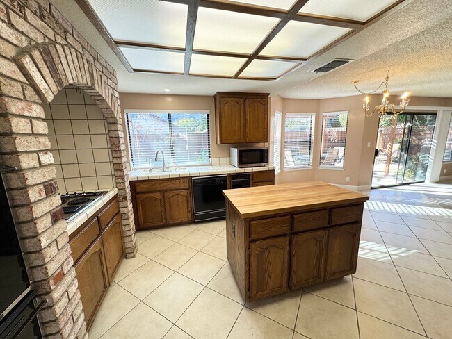 Building Photo - Perfect Shape Pleasanton Single Family Hom...