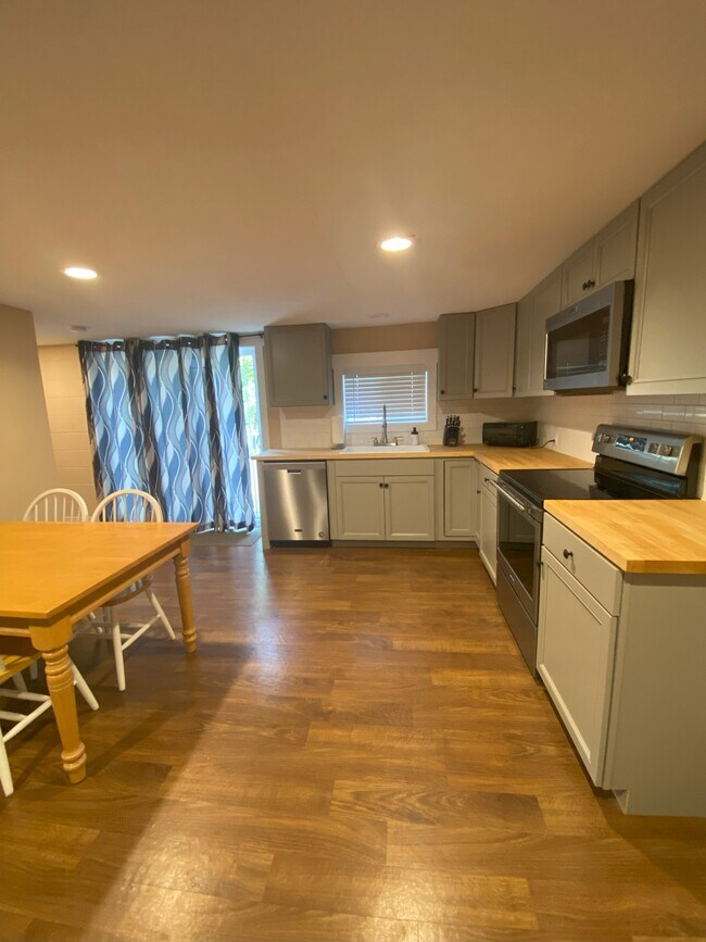 Foto del edificio - 12705 S Lakeshore Rd