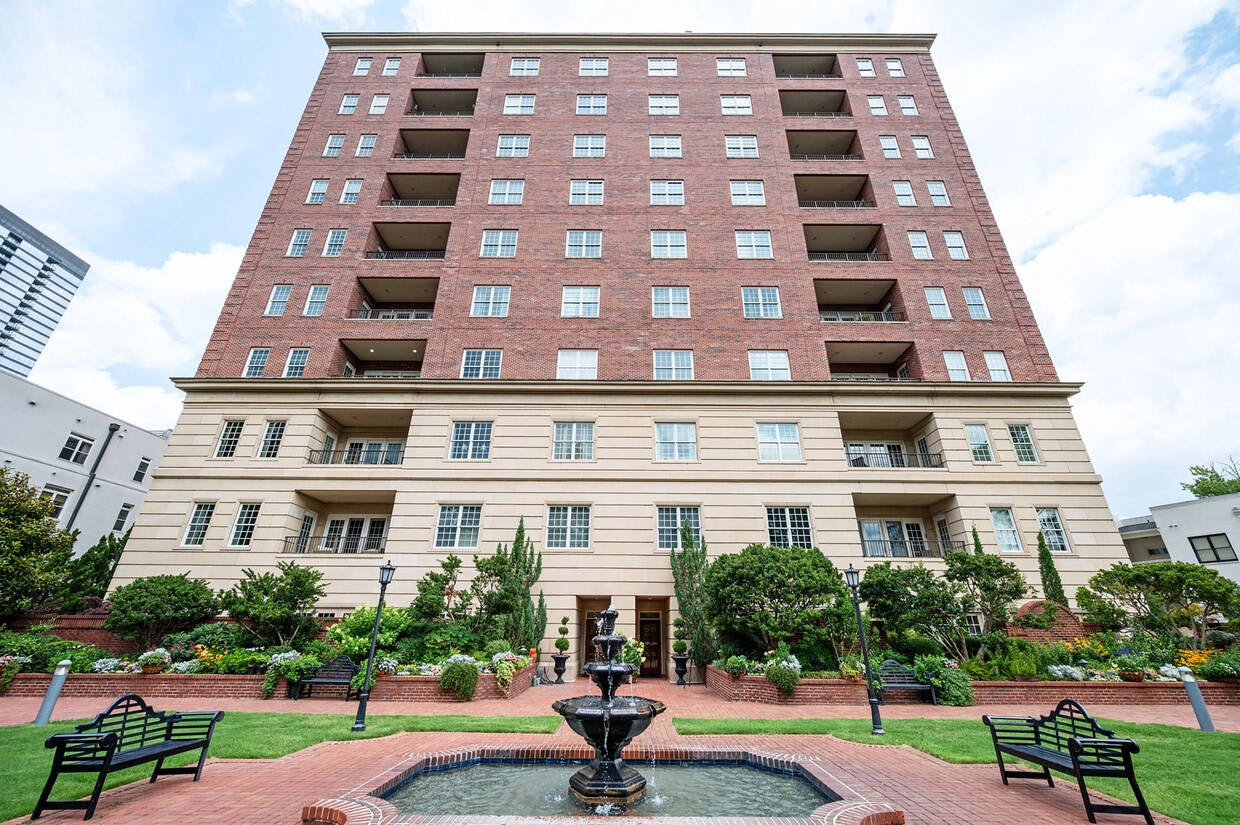 Photo - 3657 Peachtree Rd NE (Atlanta, GA)