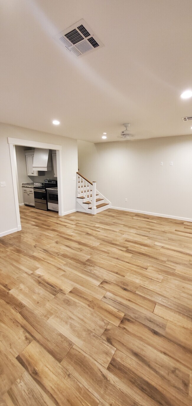 Foto del edificio - 617 E Center St