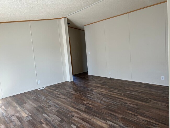 Foto del edificio - 3 bedroom 2 bathroom Modular Home in Babcock Vista!