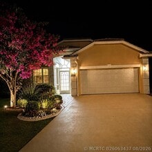 Building Photo - 822 NW Sorrento Ln
