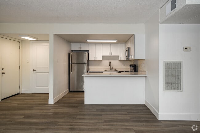 2BR, 1BA - 913SF - The Continental (03/26)