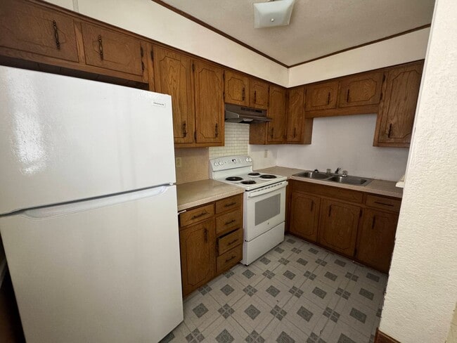 Building Photo - 228 Hold St