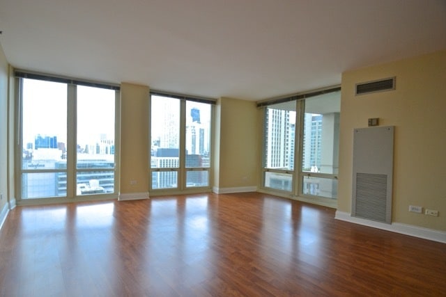 Building Photo - 345 N La Salle Dr