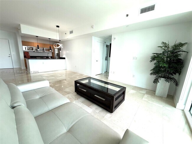 Building Photo - 950 Brickell Bay Dr