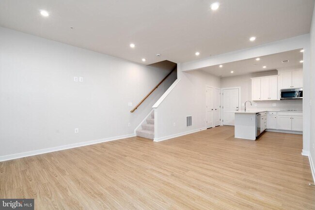 Building Photo - 717 THOMAS Ln