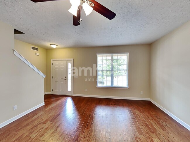 Building Photo - 886 Daybreak Dr