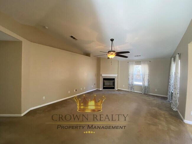 Building Photo - 1831 Durango, Tulare - 4/2 with patio and ...