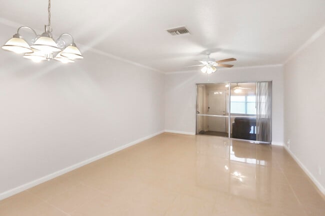 Building Photo - 4808 Cresthaven Blvd