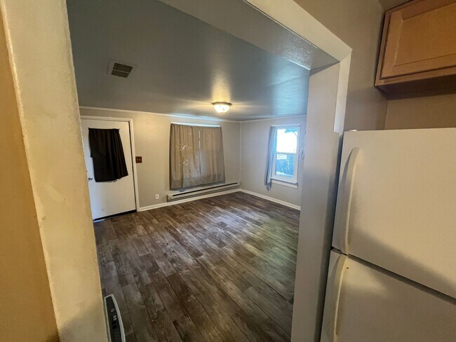 Building Photo - 2 Bedroom 1 bathroom house