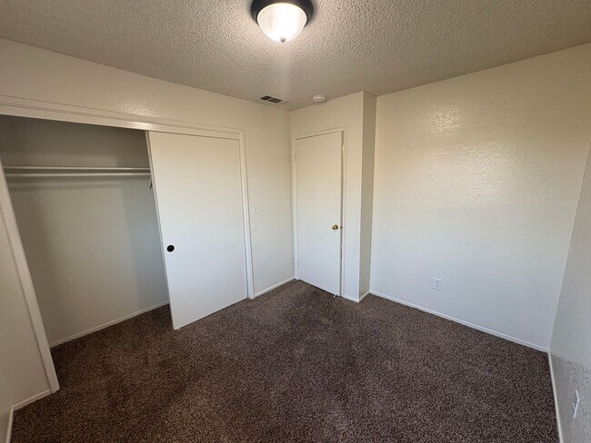 Foto del edificio - North Visalia Townhome Available Now
