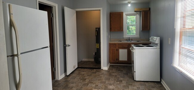 Building Photo - 318 South Poplar Street, Unit 2 Apartment