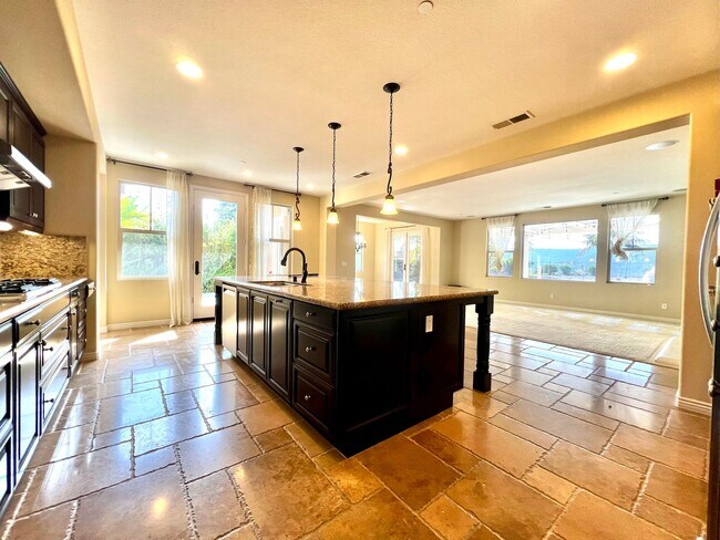 Building Photo - Stunning 6B/4.5BA house w/ pool and 4 Car ...