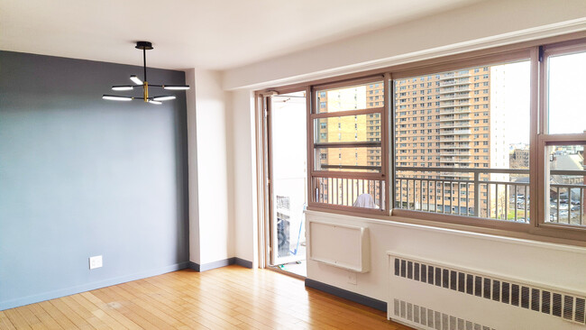 Building Photo - 2925 W 5th St