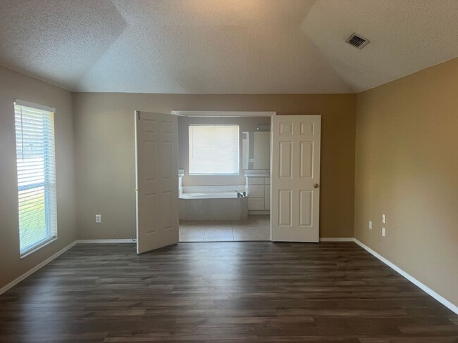 Building Photo - Large 4/2 with 2 Car Garage & Huge Fenced ...