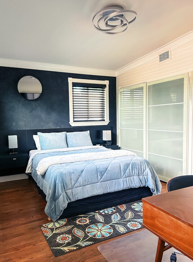 Enjoy a restful night's sleep in a Queen bed with Tempurpedic® mattress, jersey sheets, and UGG® bed - 4495 Elliot Ave