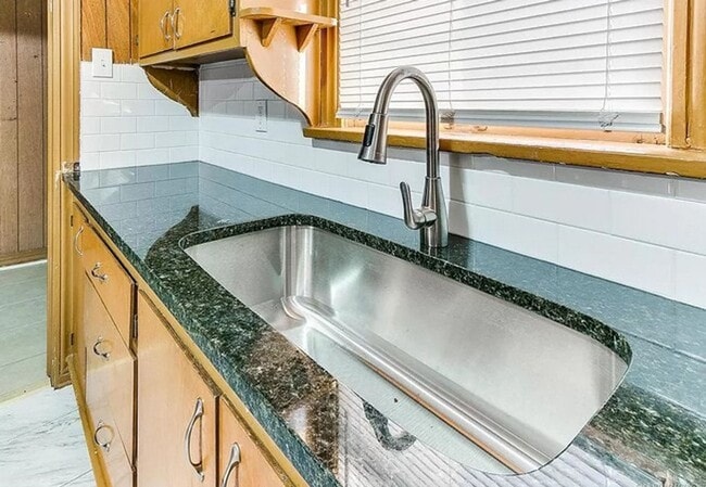 Building Photo - Charming 3 bedroom/2 bath home!