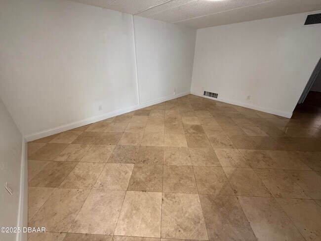 Foto del edificio - 1020 N Halifax Ave