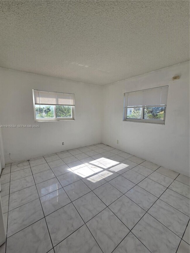 Foto del edificio - 1400 N 17th Ave