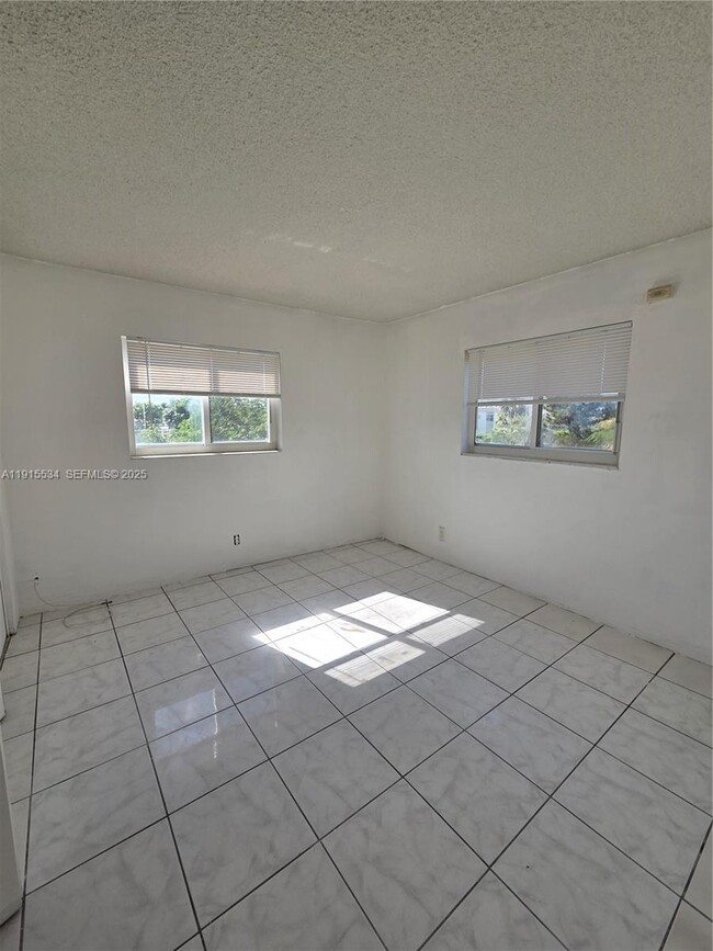 Building Photo - 1400 N 17th Ave