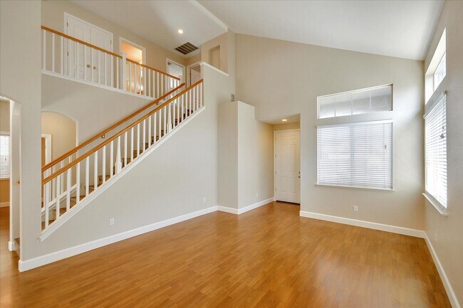 Building Photo - OPEN & SPACIOUS, 4 BEDROOM, 3 BATH 2 STORY...