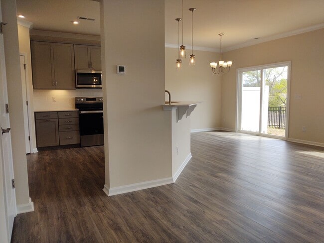 Foto del edificio - Enchanting Townhome located in the Pringle...