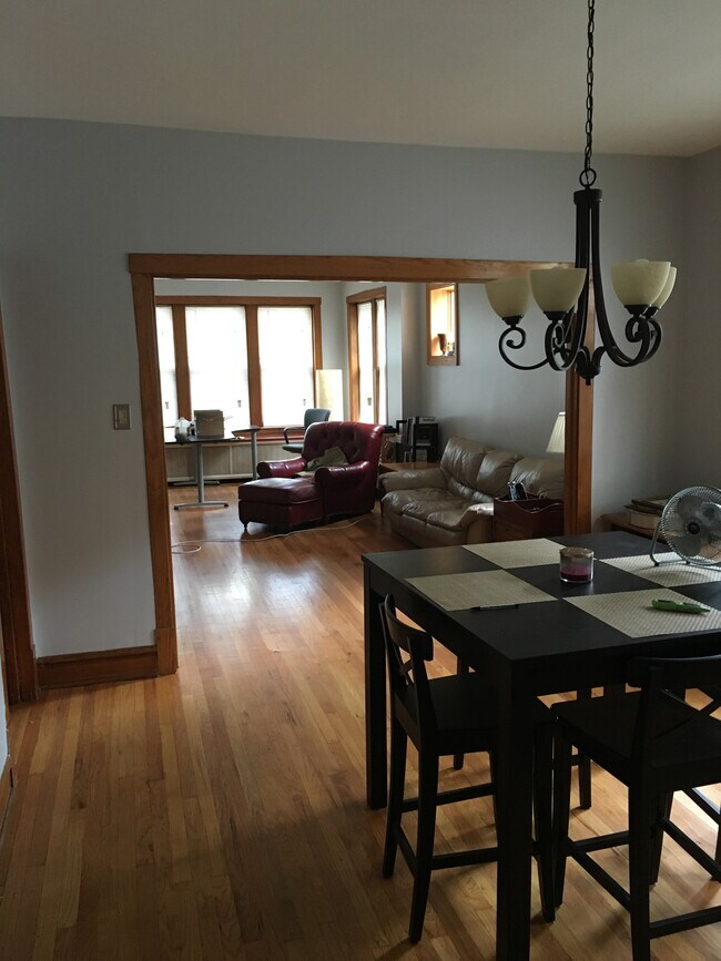 Foto del edificio - 3357 N Harding Ave