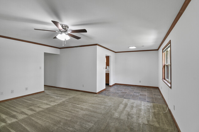 Living Room / Dining Area - 1420 Wilshire Cir