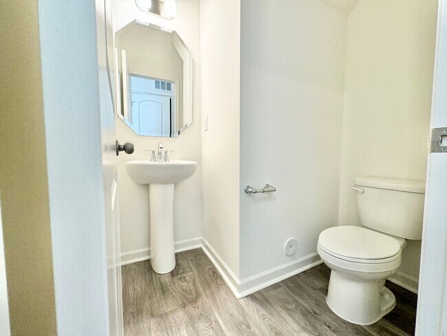 Building Photo - LOCATION! BEAUTIFUL 3BD/2.5BTH Townhome - ...