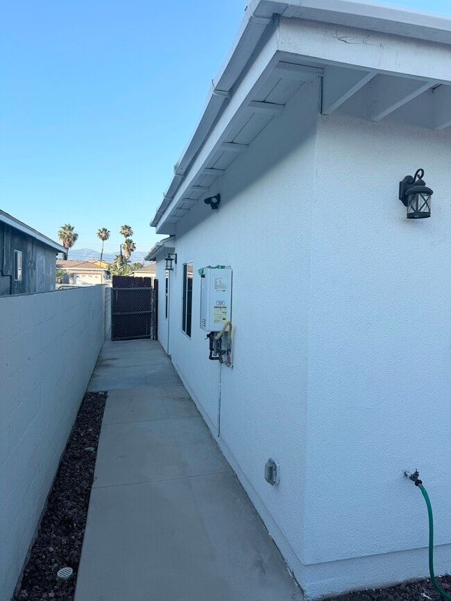Building Photo - 9733 Omelveny Ave
