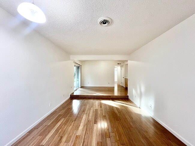 Building Photo - Spacious and recently remodeled 2 bedroom 1 bathroom duplex!