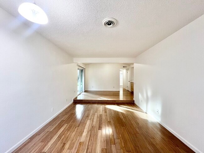 Foto del edificio - Spacious and recently remodeled 2 bedroom 1 bathroom duplex!