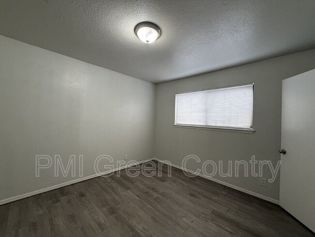 Building Photo - 917 N Yale Ave