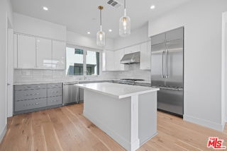 Building Photo - 3232 S Barrington Ave