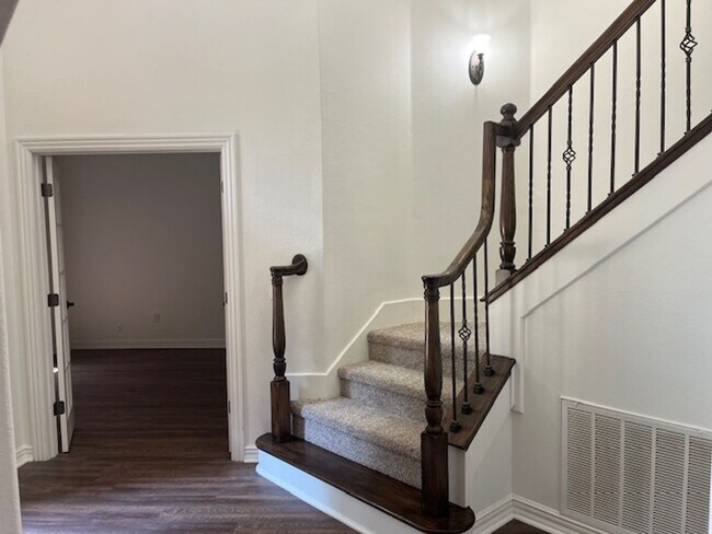 Building Photo - Beautiful 4 Bedroom 2 1/2 bath Great locat...