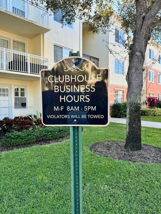 Foto del edificio - 9825 Baywinds Blvd