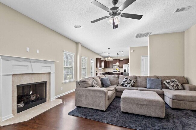 Building Photo - Large home only 10 minutes from Fort Stewart