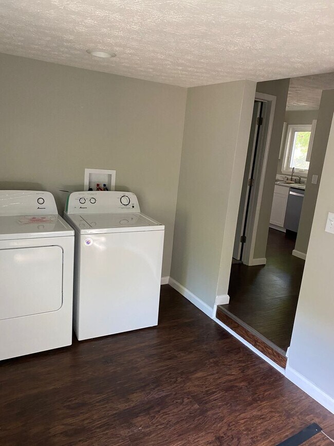 Foto del edificio - Newly Renovated 3 bed 2 bath House w/ deta...