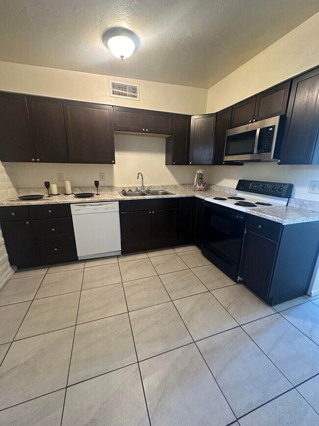 Building Photo - 3548 E Monte Vista Dr