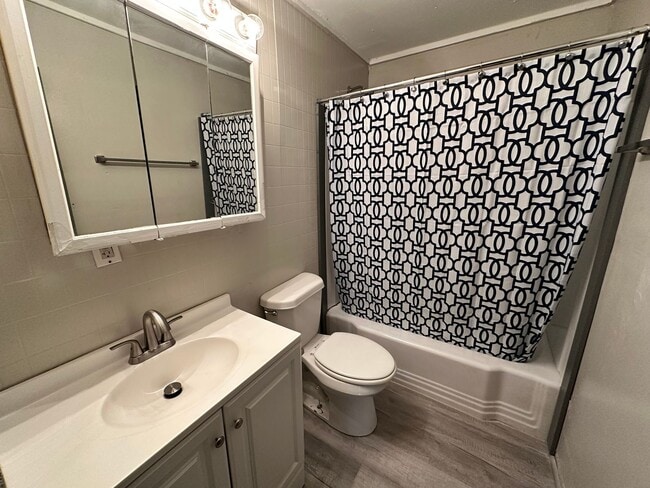 Building Photo - Move -in Special: Charming 3-Bedroom, 1-Ba...