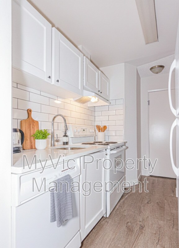 Photo du bâtiment - 3007-3035 35 St NW